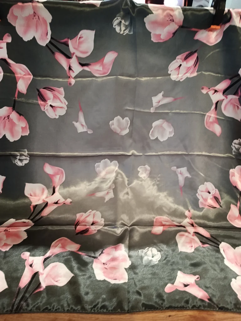 Vierkante sjaal. Grijs en roze – photo 4
